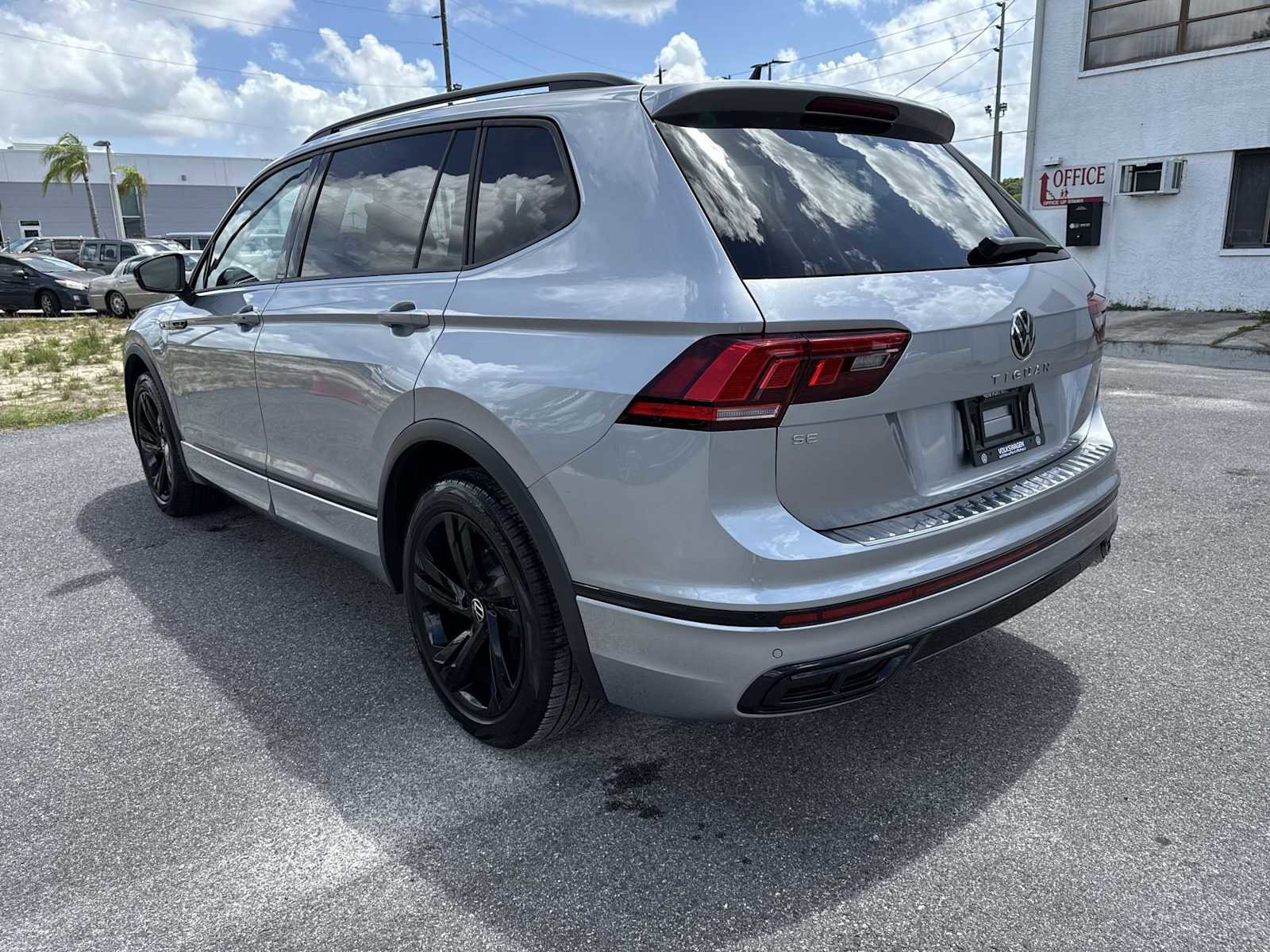 Certified 2023 Volkswagen Tiguan SE R-Line FWD image 12