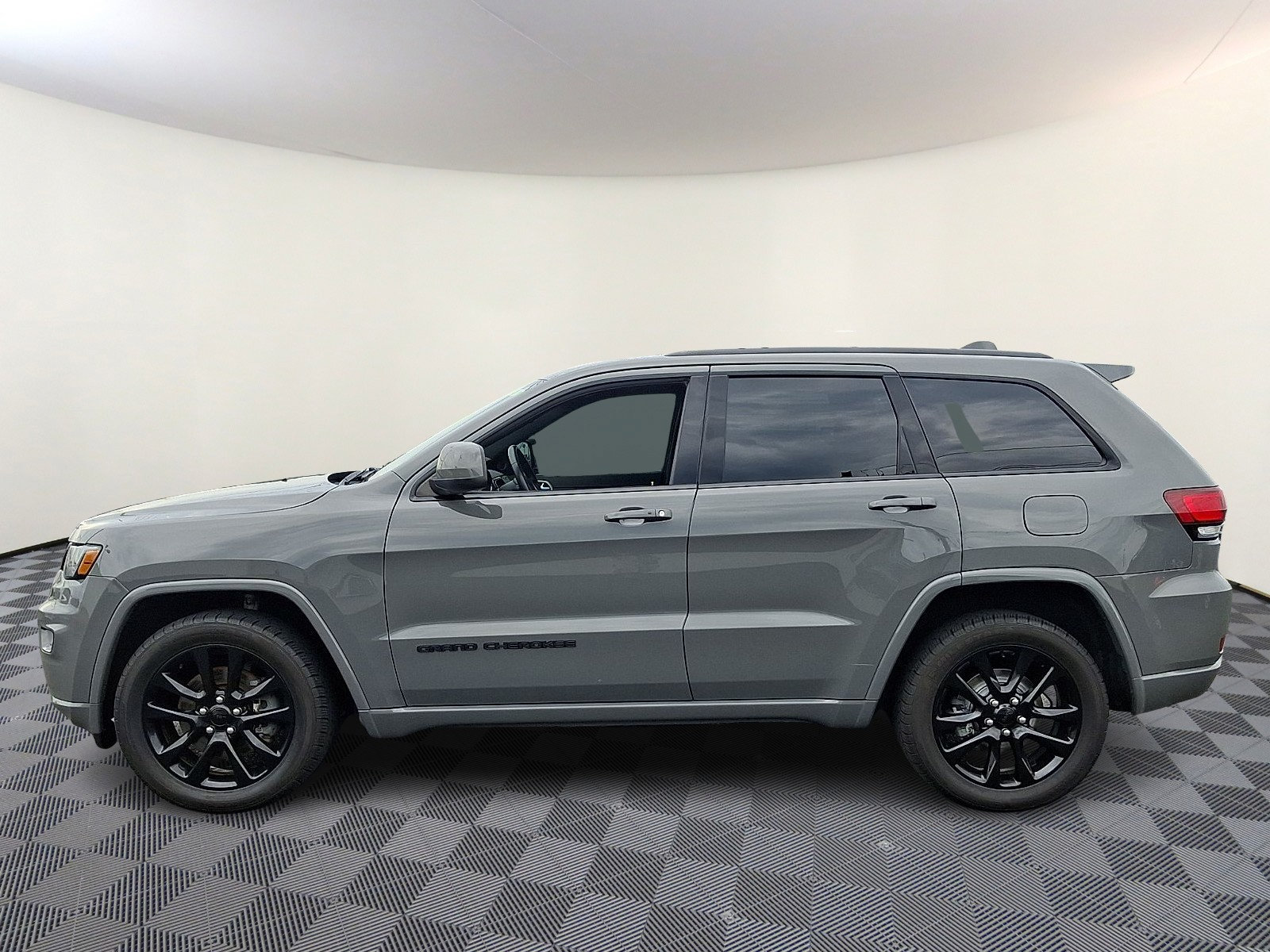 Used 2021 Jeep Grand Cherokee Laredo X AWD/4WD image 4