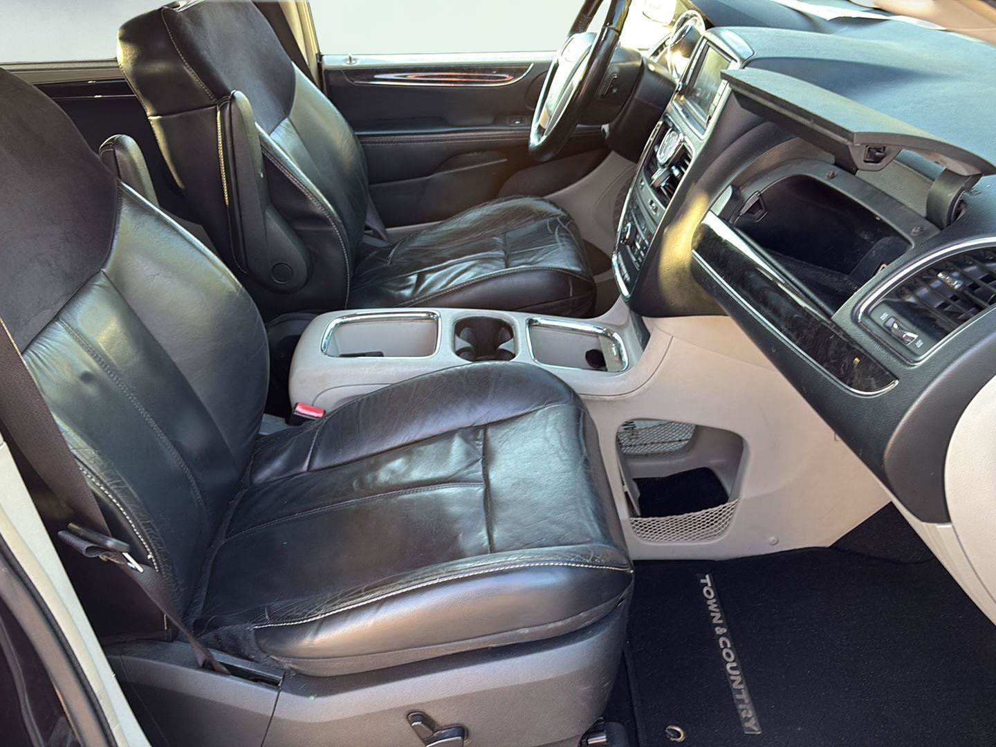 Used 2015 Chrysler Town & Country Limited Platinum w/ Trailer Tow Group FWD image 3