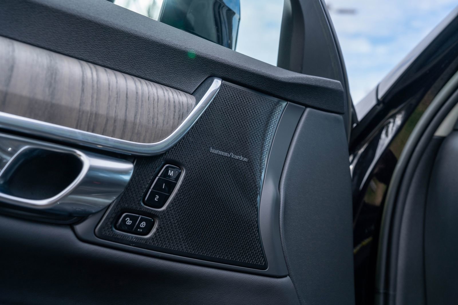 Used 2023 Volvo V90 B6 Cross Country Plus image 18