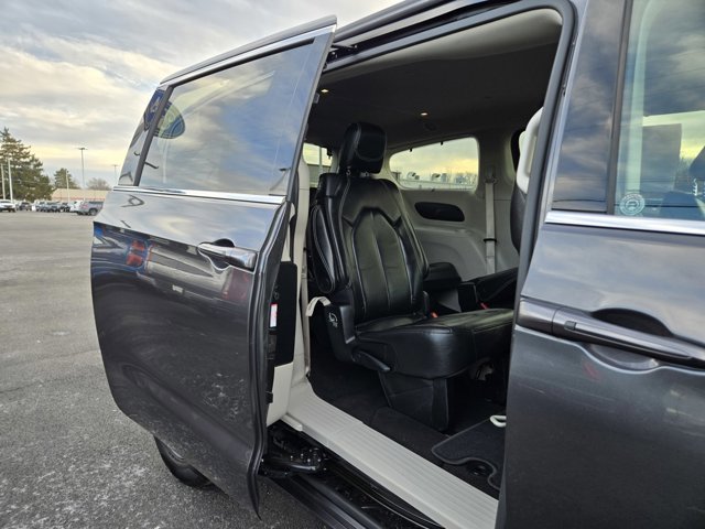 Used 2022 Chrysler Pacifica Touring-L image 46