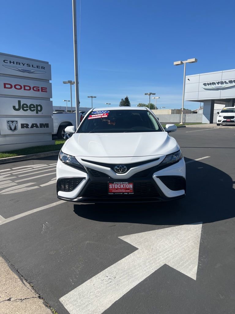 Used 2024 Toyota Camry SE w/ Convenience Package image 3
