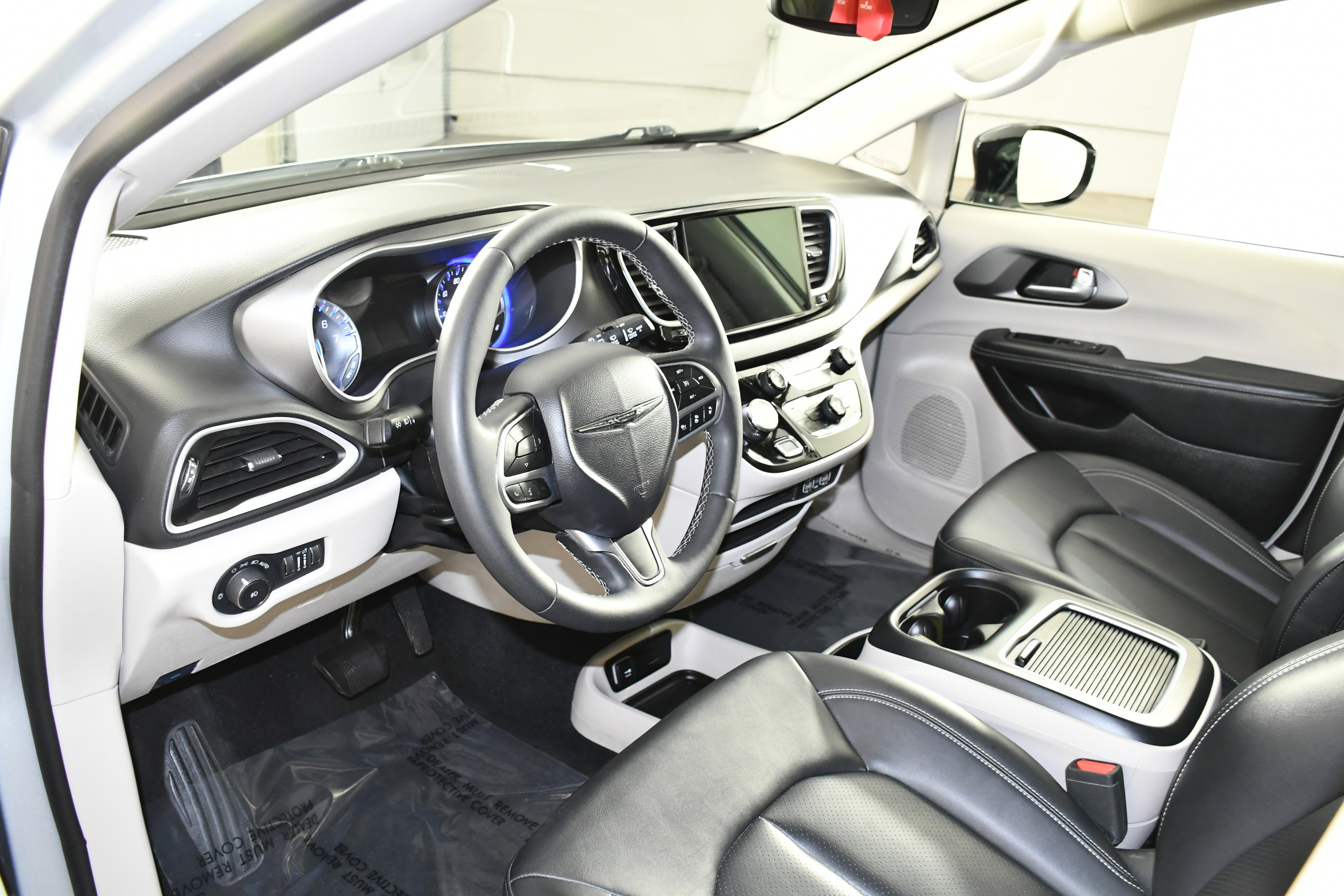 Used 2024 Chrysler Pacifica Touring-L image 2