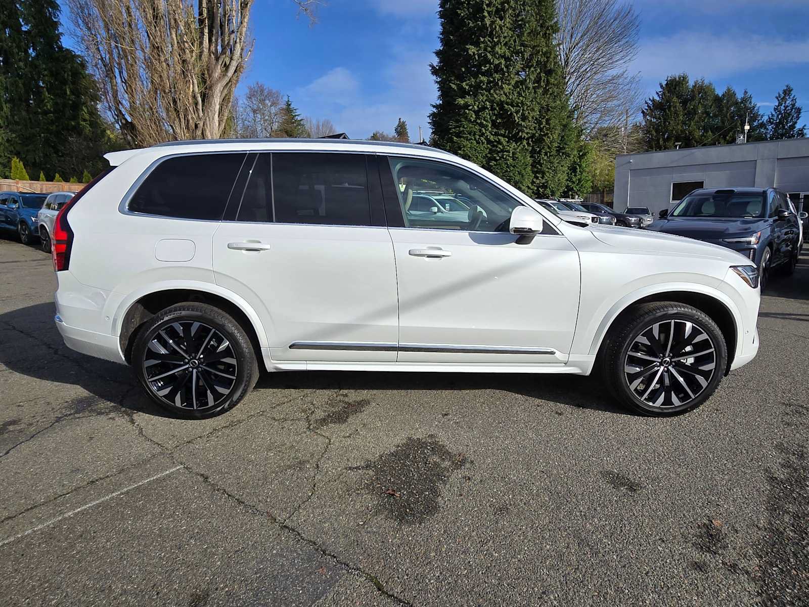 New 2026 Volvo XC90 B6 Plus w/ Protection Package Premier AWD/4WD image 3