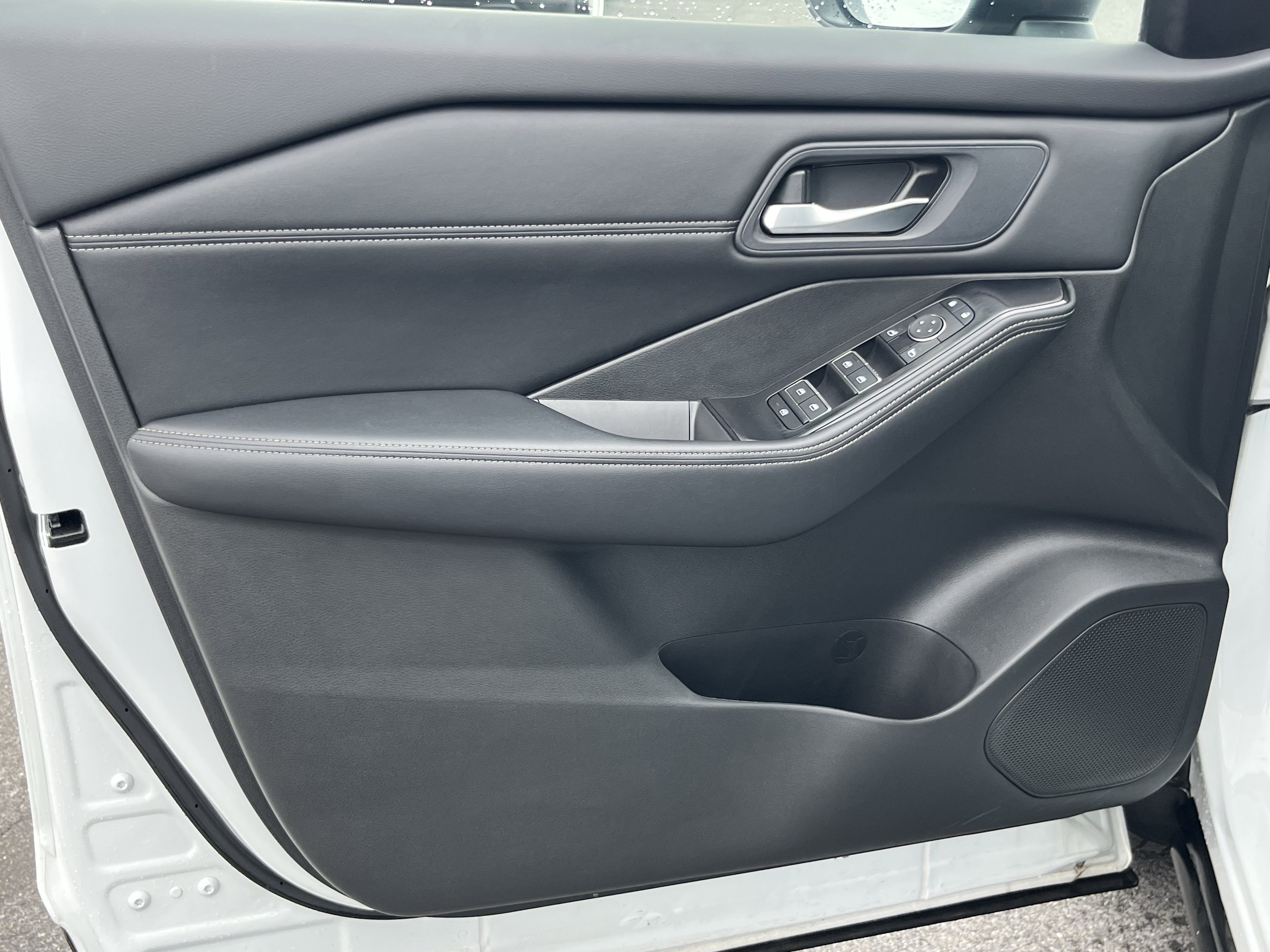 Used 2024 Nissan Rogue SL image 19