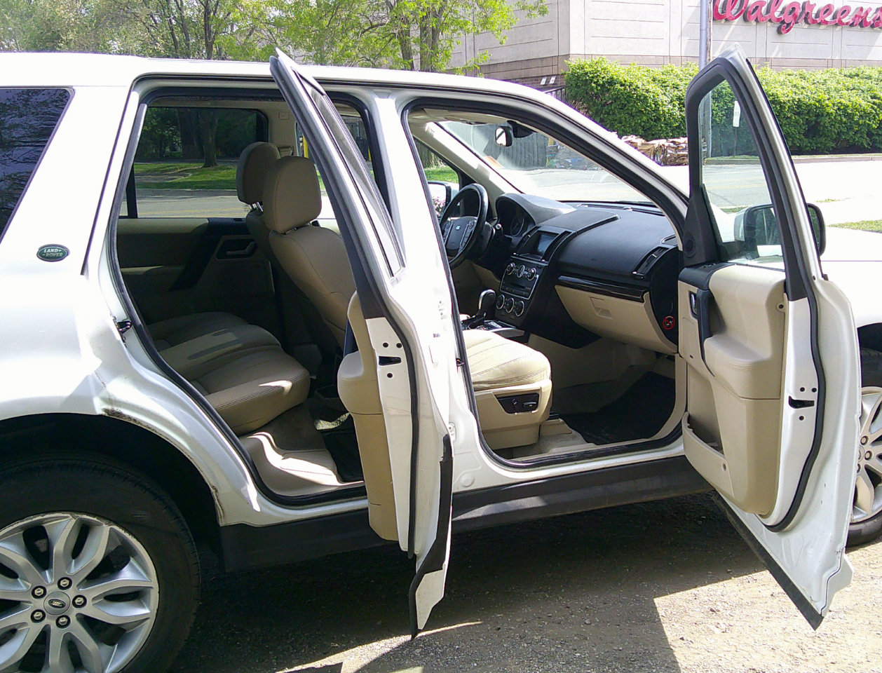 Used 2013 Land Rover LR2 image 9