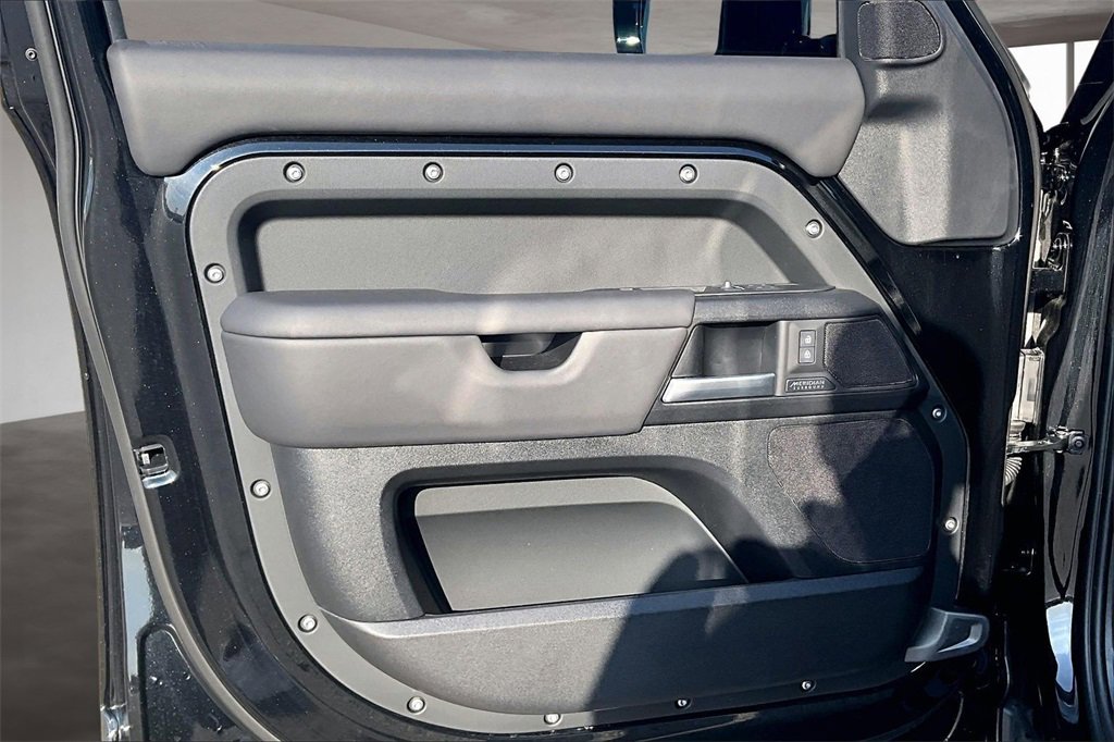 Used 2025 Land Rover Defender 130 X image 18