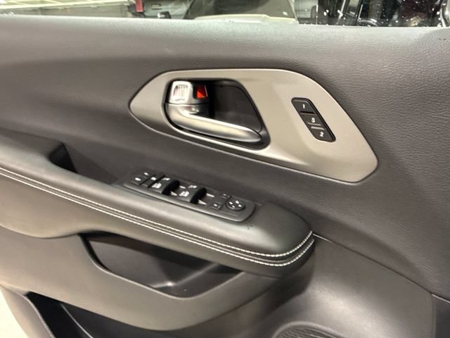 New 2027 Chrysler Pacifica Select w/ Family Tech Group AWD/4WD image 31
