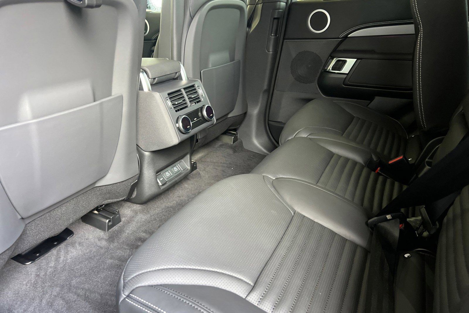 New 2026 Land Rover Discovery Limited Edition AWD/4WD image 13