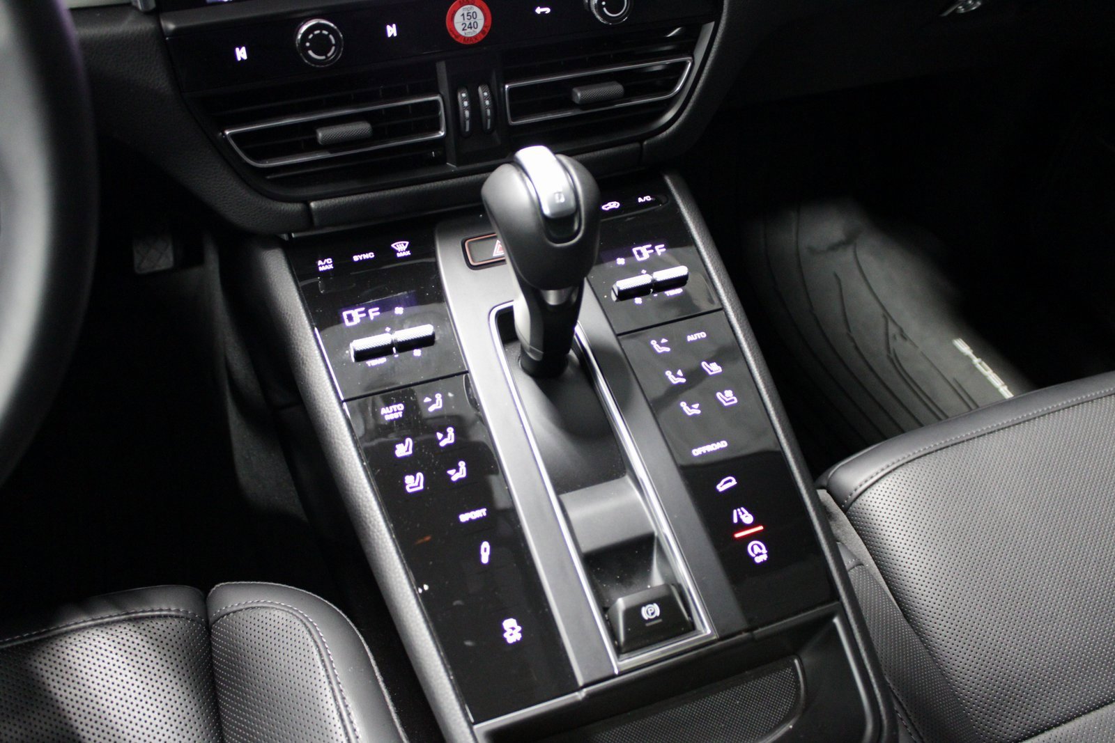 Certified 2025 Porsche Macan image 32