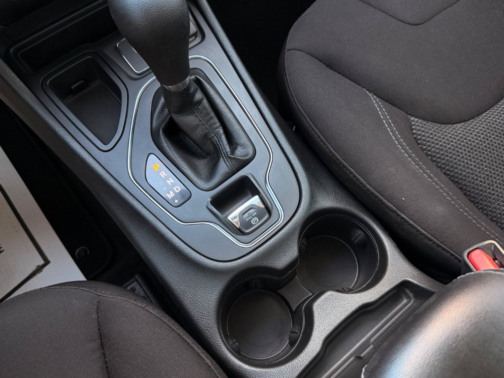 Used 2019 Jeep Cherokee Latitude w/ Popular Appearance Group FWD image 12
