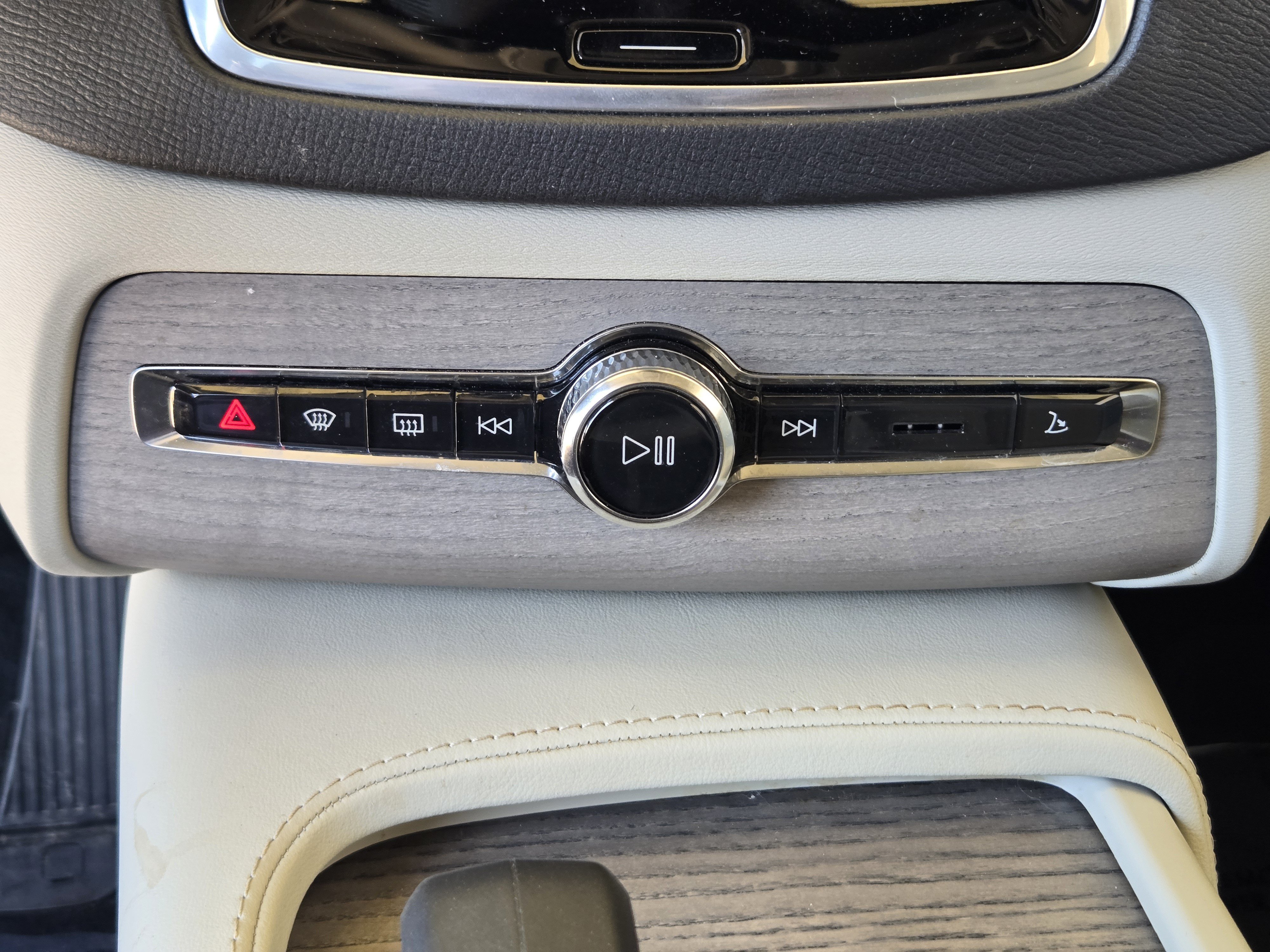 Used 2024 Volvo XC90 B6 Plus w/ Protection Package Premier AWD/4WD image 17