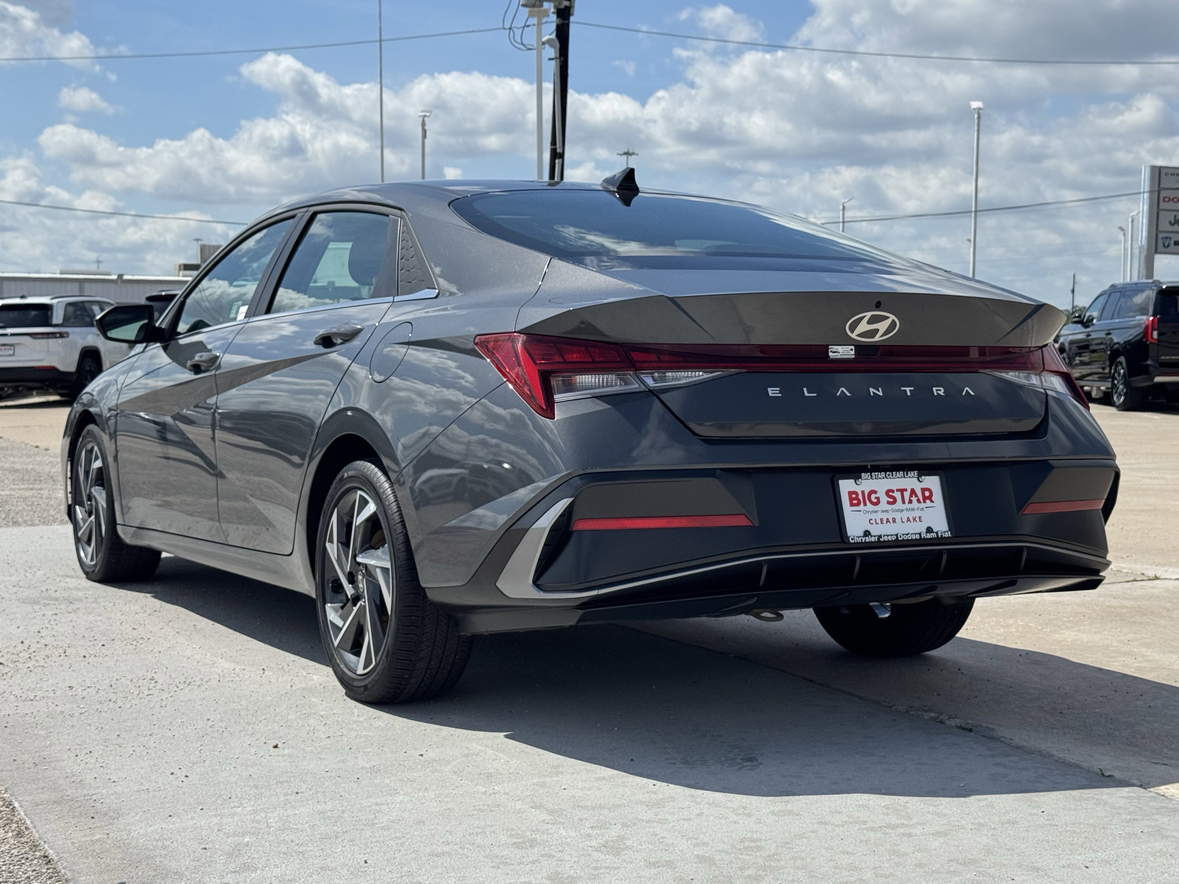 Used 2025 Hyundai Elantra SEL FWD image 9