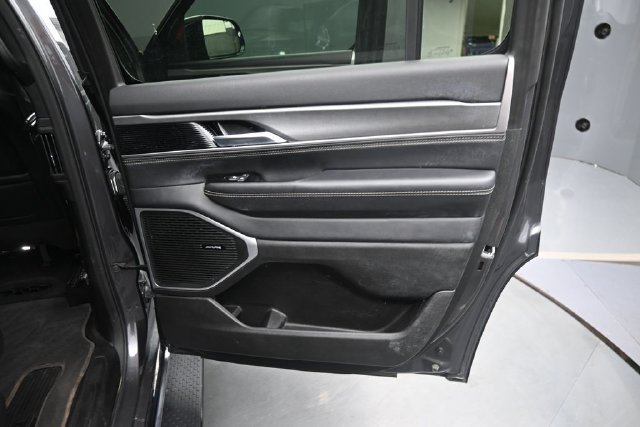 Used 2025 Jeep Wagoneer 4WD image 14