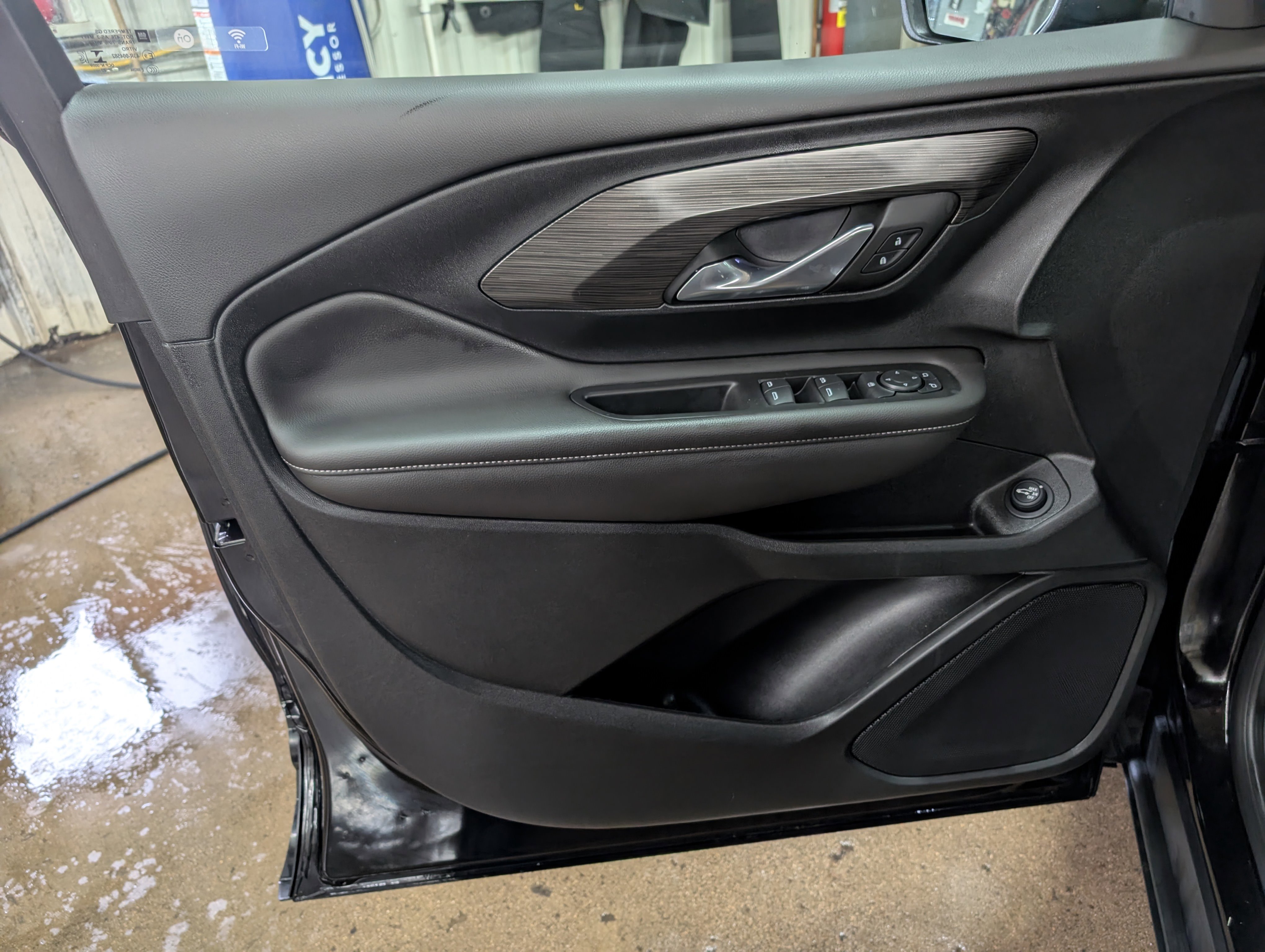 Used 2023 GMC Terrain SLE w/ Driver Convenience Package image 13