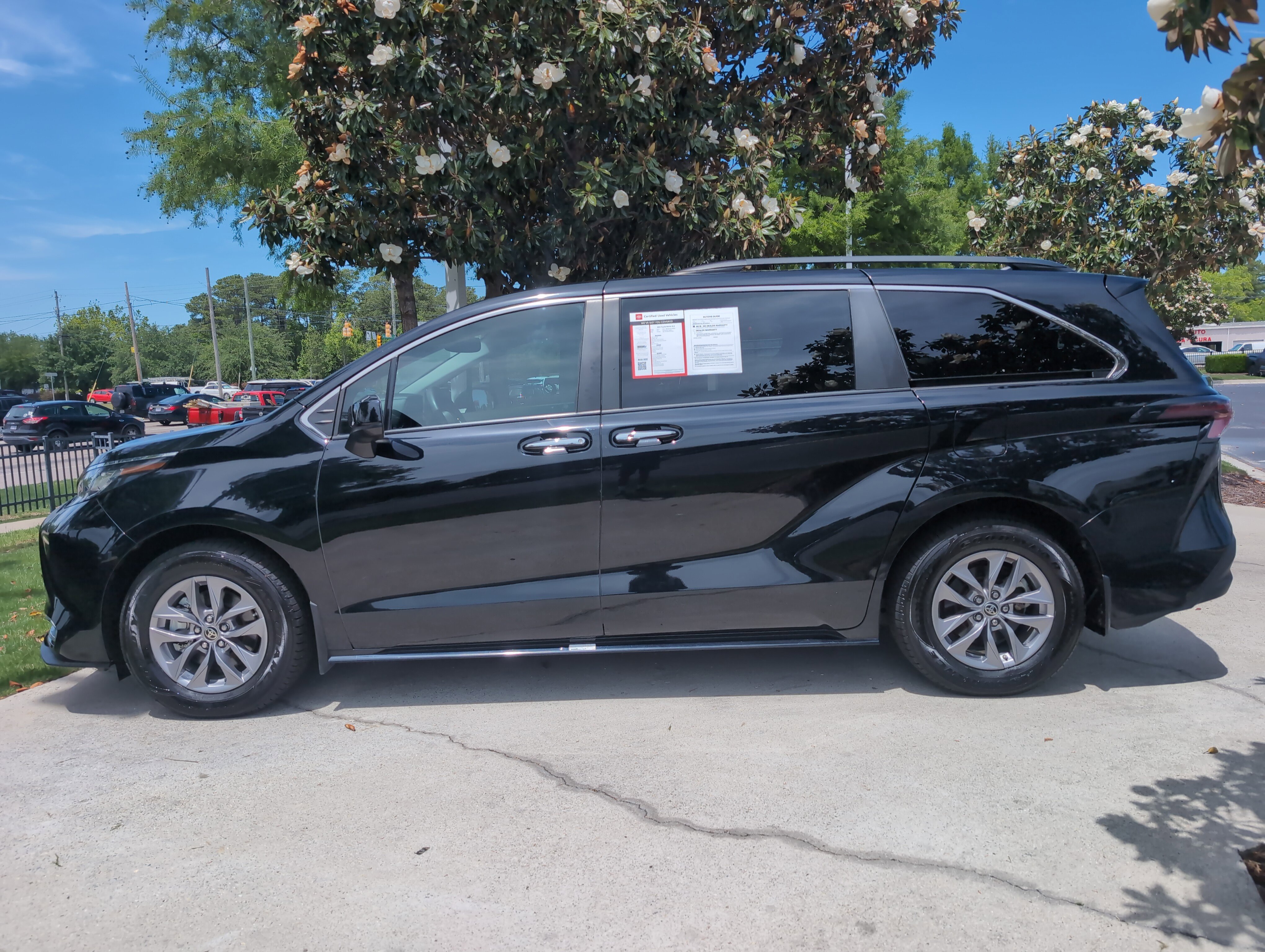 Certified 2023 Toyota Sienna XLE FWD image 7