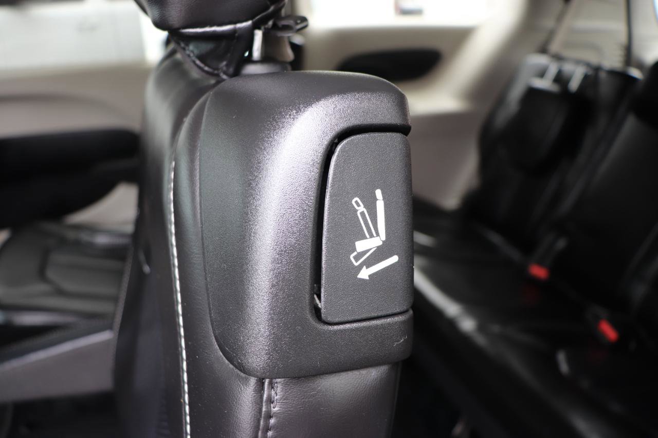 Used 2023 Chrysler Pacifica Touring-L image 29