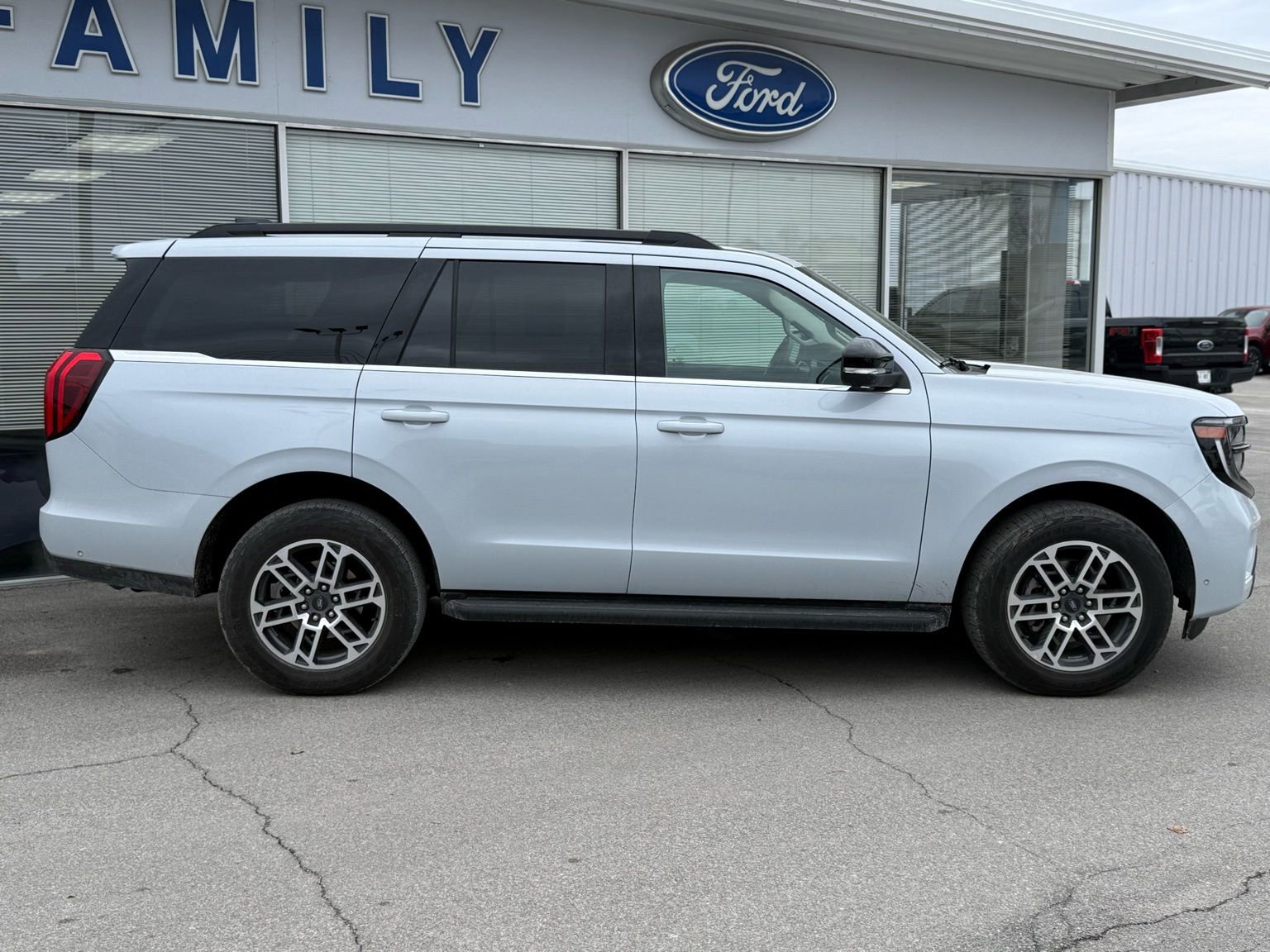 Used 2025 Ford Expedition Active image 5