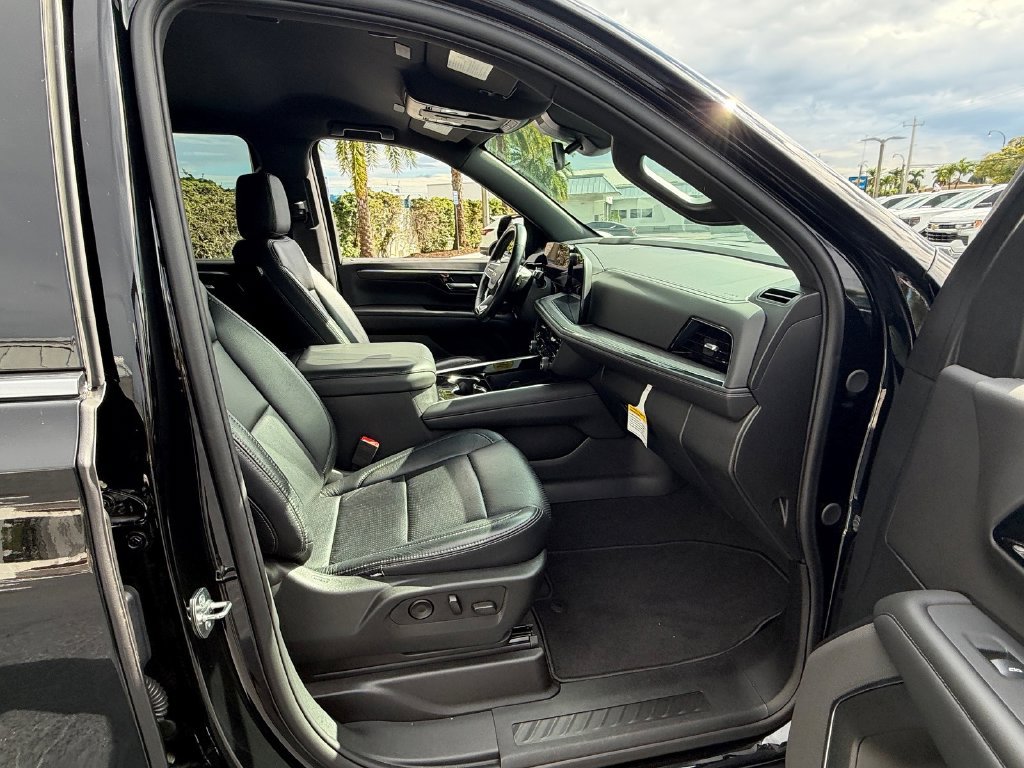 Used 2025 Chevrolet Suburban LS RWD image 18