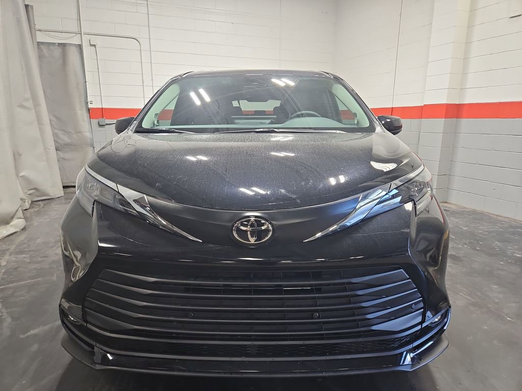 New 2026 Toyota Sienna XLE image 2