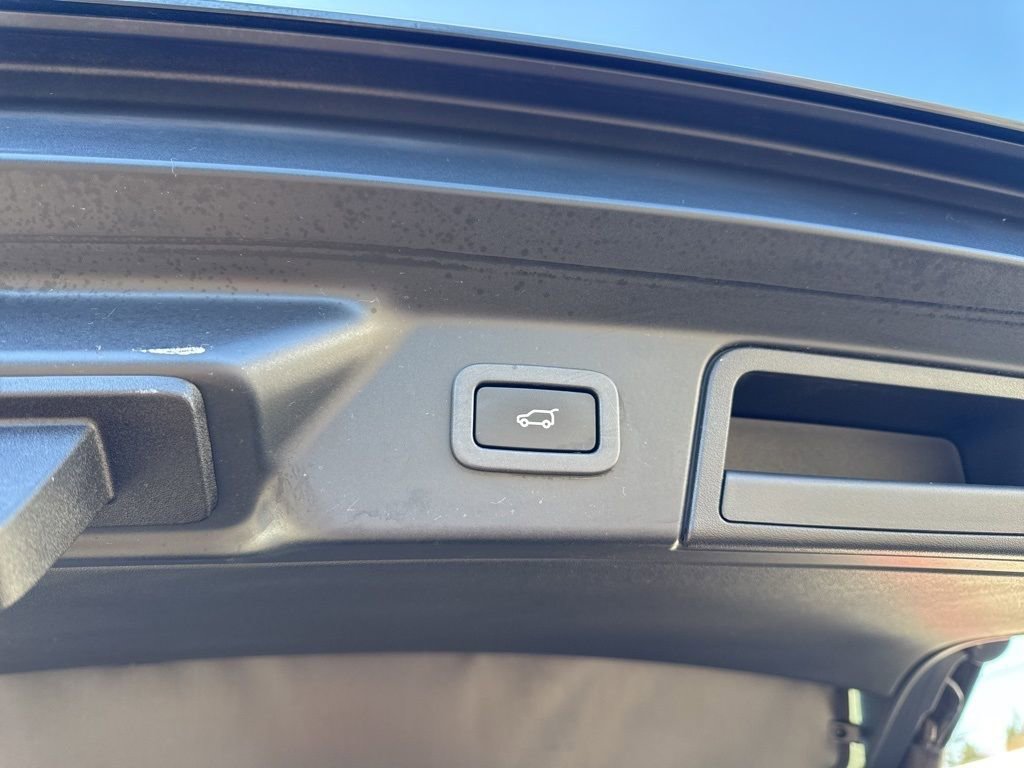 Used 2019 Land Rover Range Rover Velar R-Dynamic SE image 15