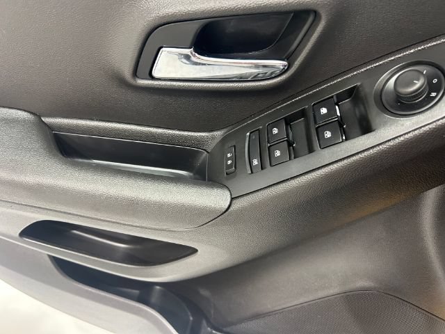 Used 2017 Chevrolet Trax LT AWD/4WD image 18