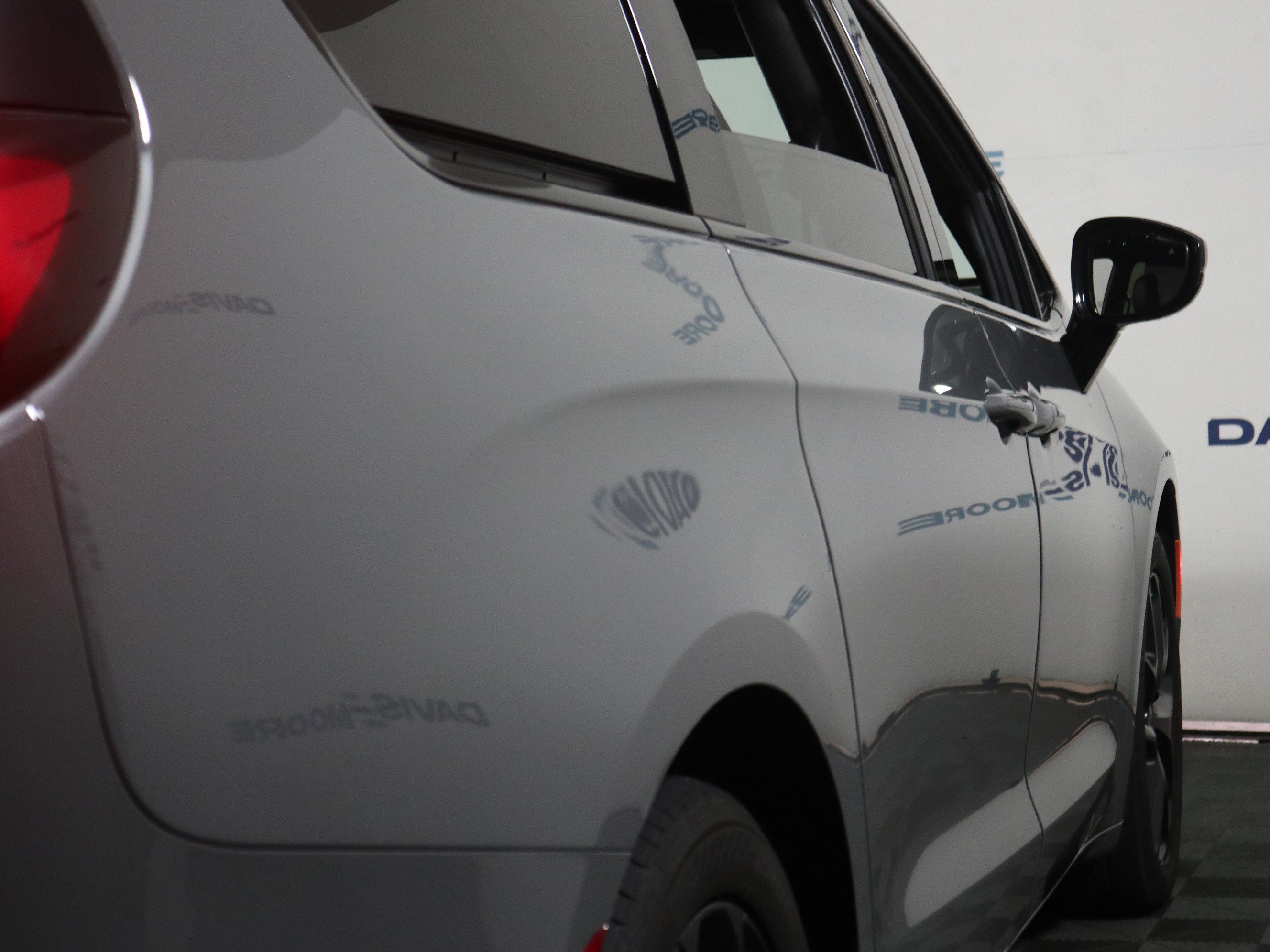 Used 2025 Chrysler Pacifica Limited image 5