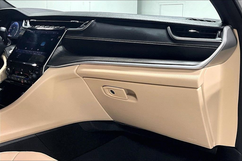 Used 2024 Jeep Grand Cherokee L Limited w/ Black Appearance Package RWD image 19