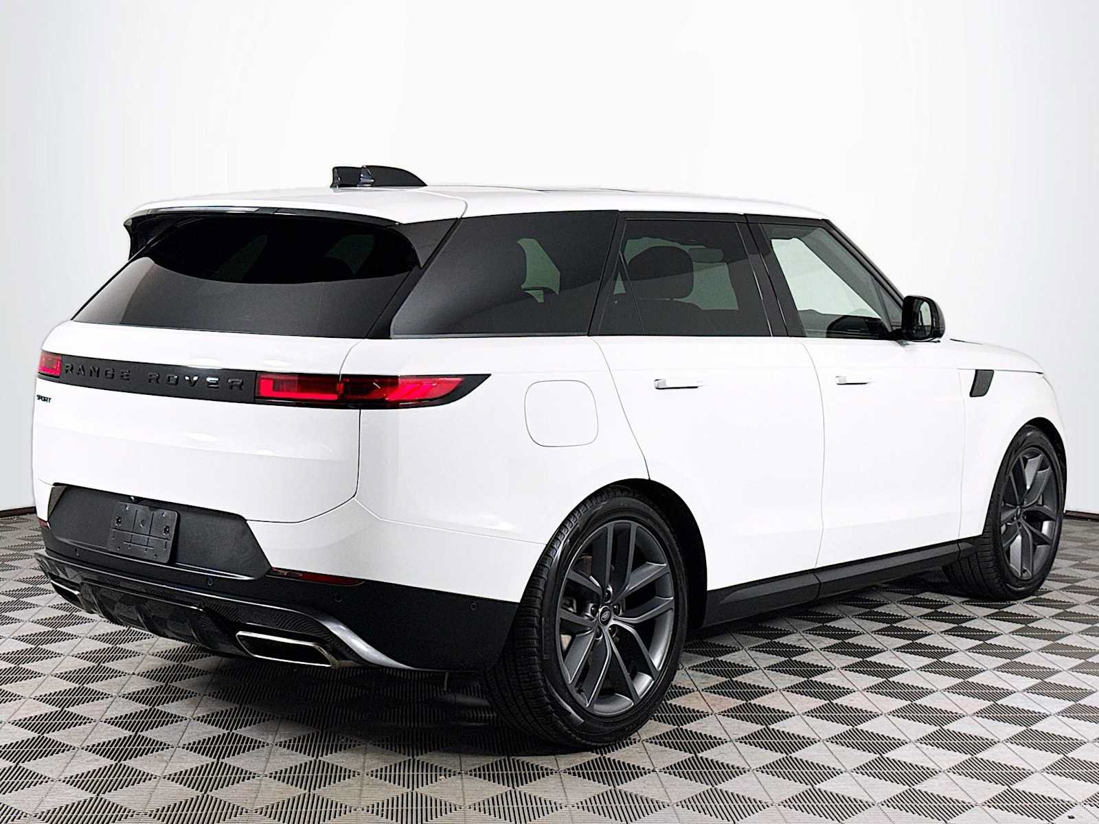 Used 2024 Land Rover Range Rover Sport SE AWD/4WD image 5