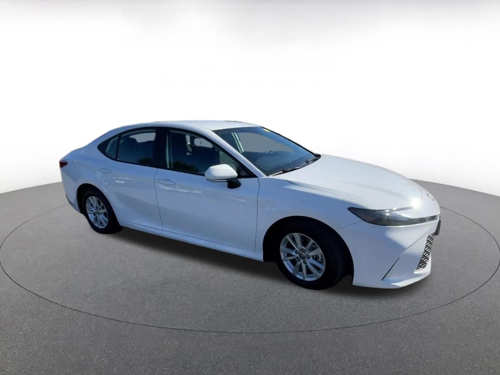 Used 2025 Toyota Camry LE image 2