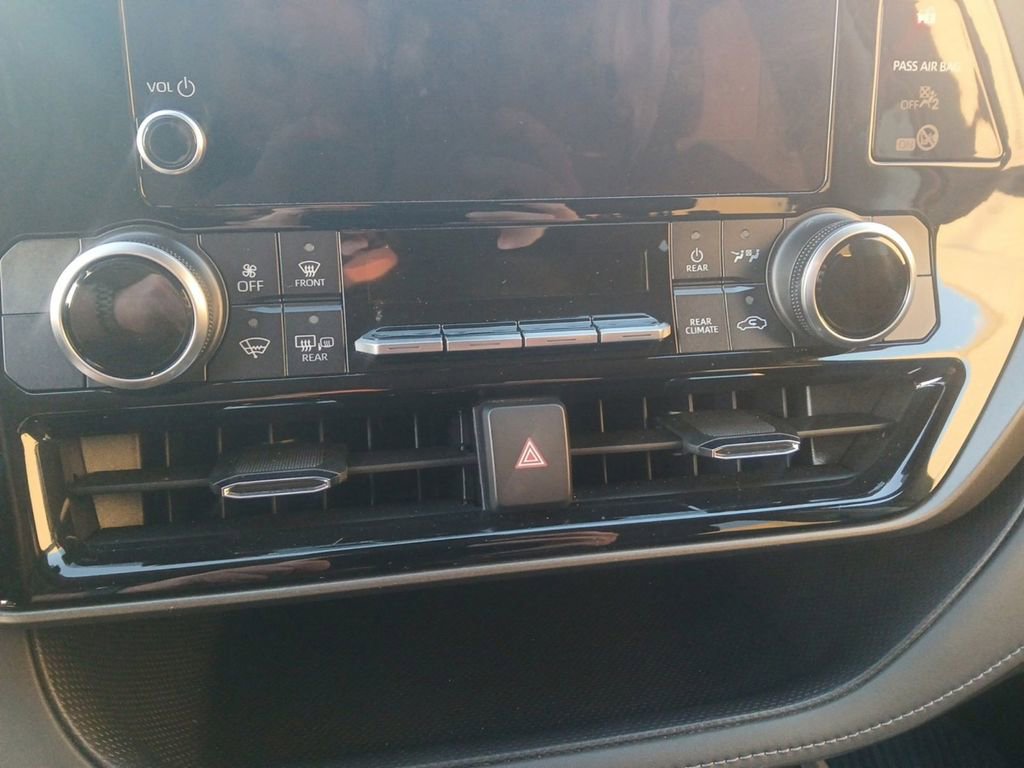 Used 2023 Toyota Highlander L image 22