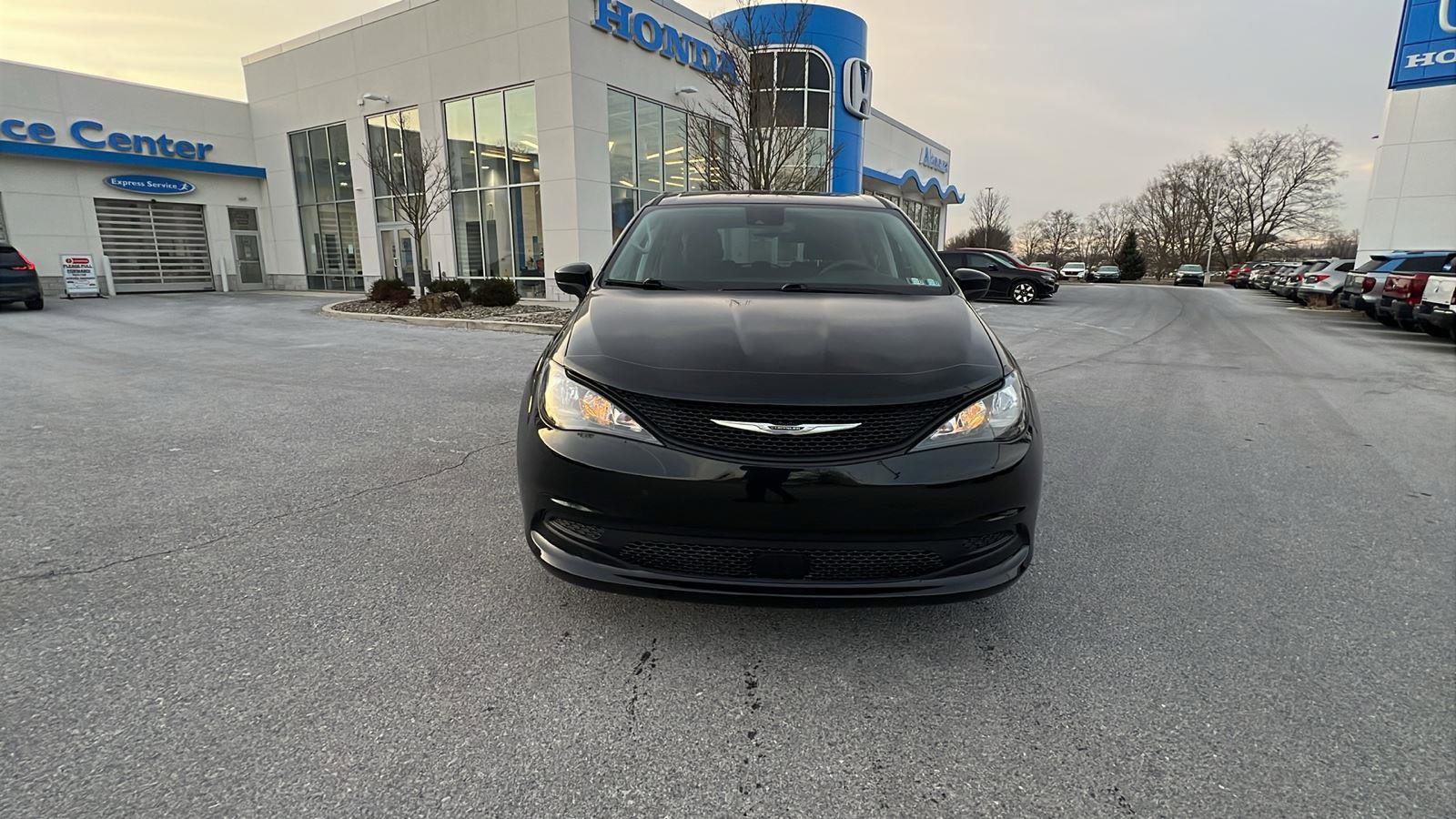 Used 2022 Chrysler Voyager LX image 9