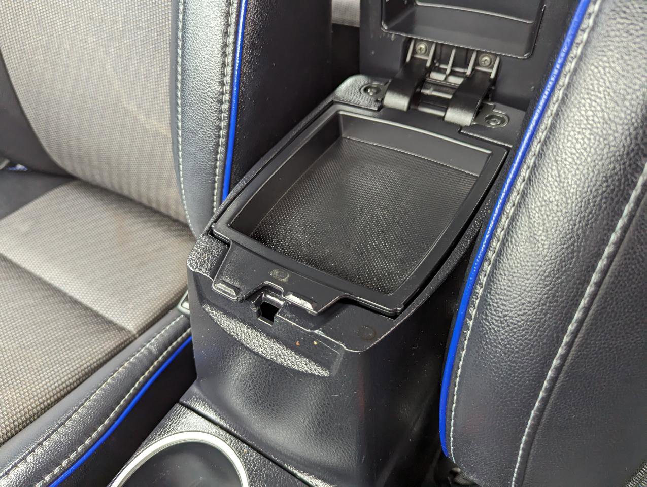 Used 2017 Toyota Corolla SE w/ SE Premium Package FWD image 28