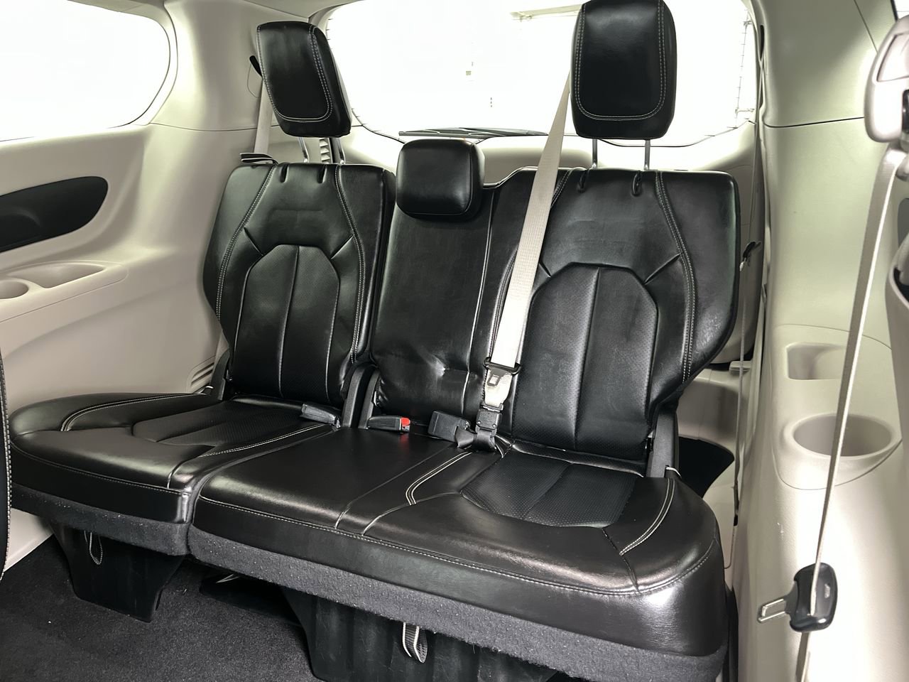 Used 2024 Chrysler Pacifica Touring-L image 12