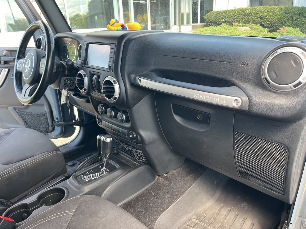 Used 2015 Jeep Wrangler Unlimited Sahara w/ Connectivity Group image 23