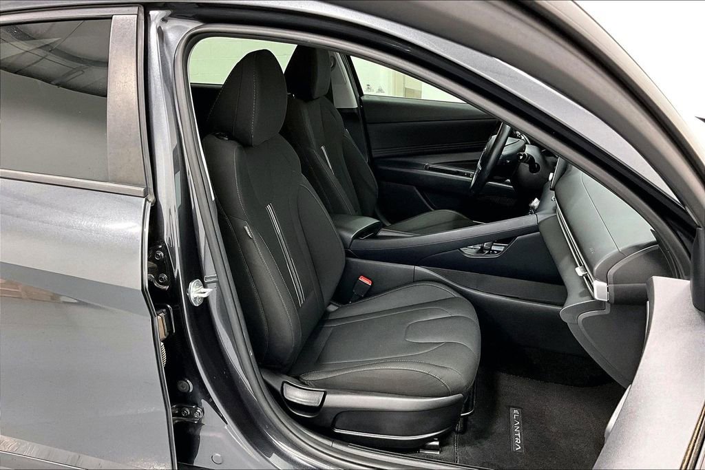 Used 2022 Hyundai Elantra SEL w/ Convenience Package FWD image 10