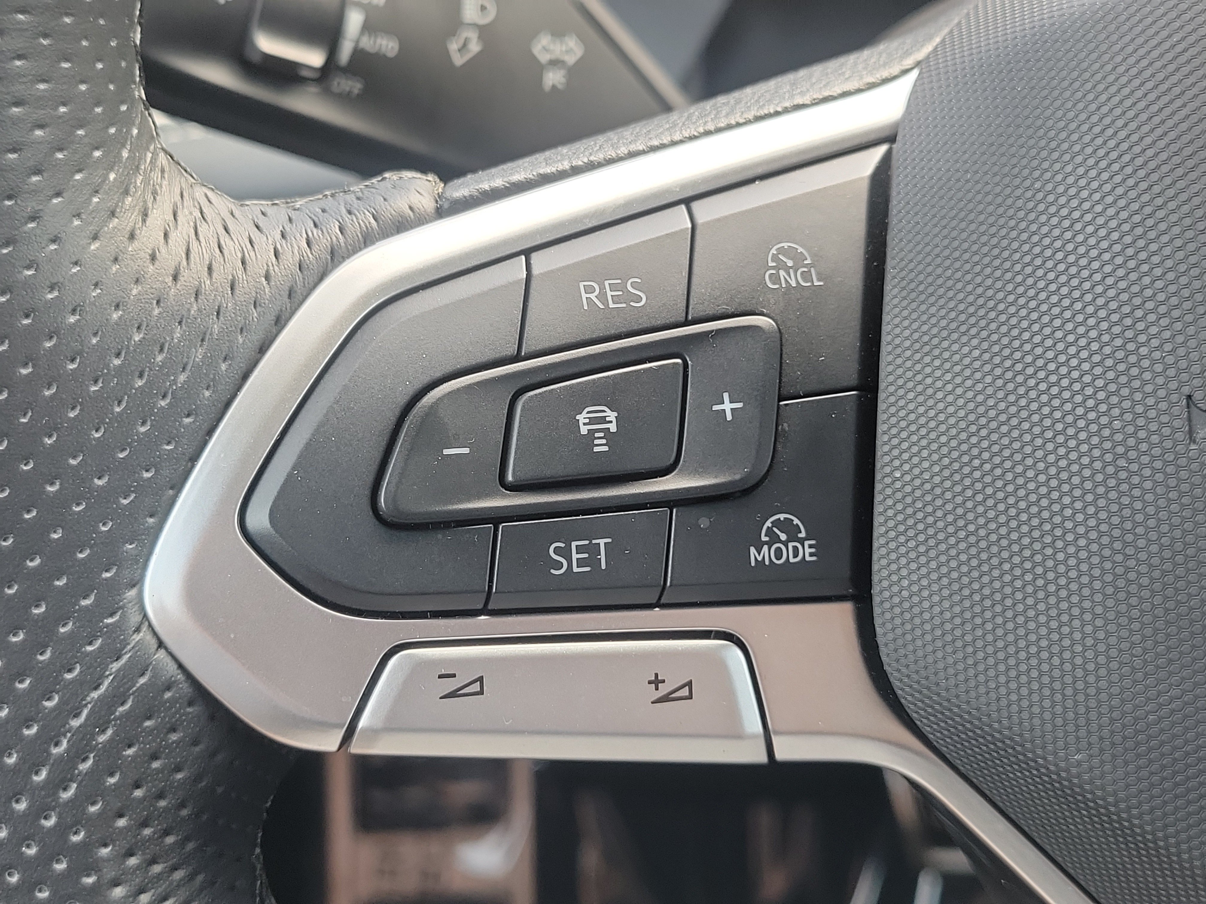 Used 2025 Volkswagen Tiguan SEL R-Line AWD/4WD image 23