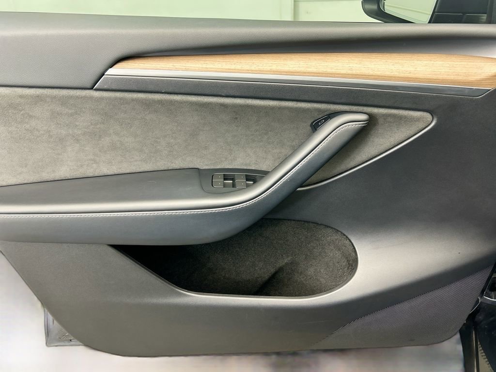 Used 2022 Tesla Model Y Long Range image 23
