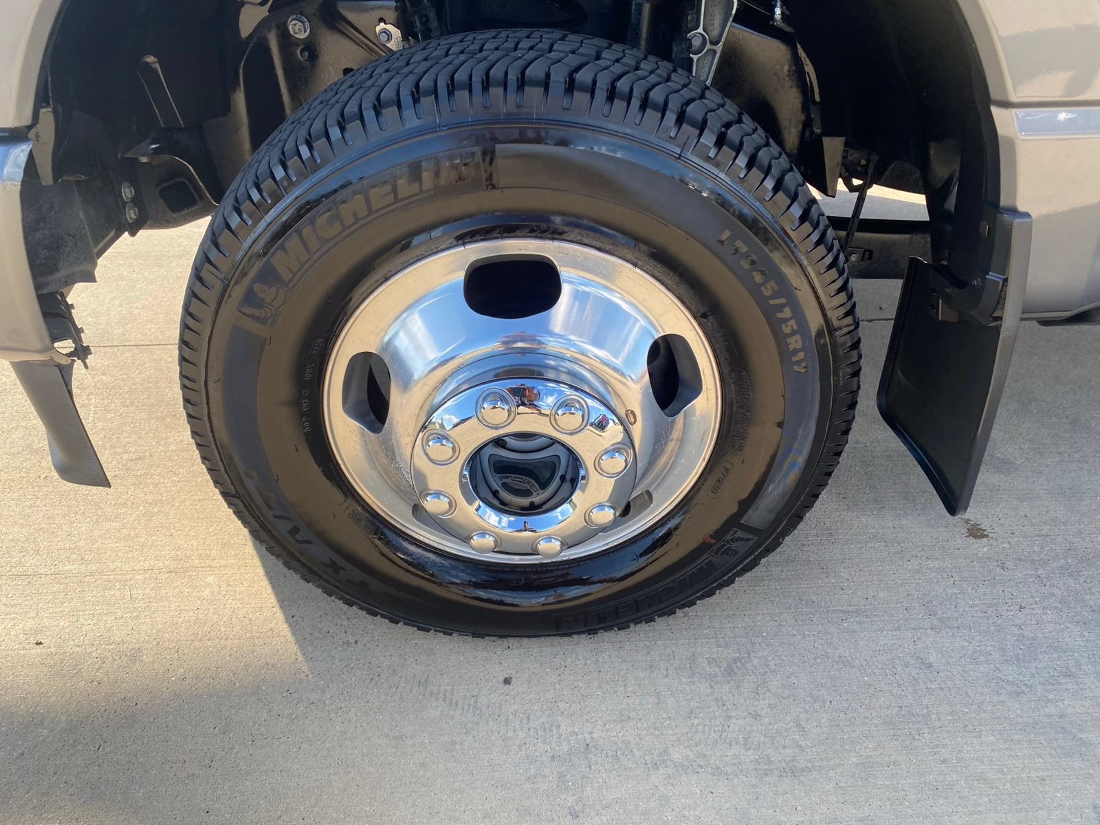 Used 2024 Ford F350 Platinum w/ FX4 Off-Road Package AWD/4WD image 10