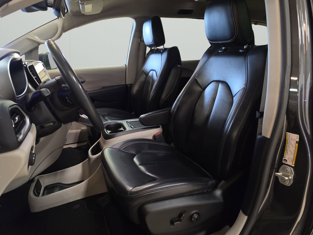 Certified 2023 Chrysler Pacifica Touring-L image 13