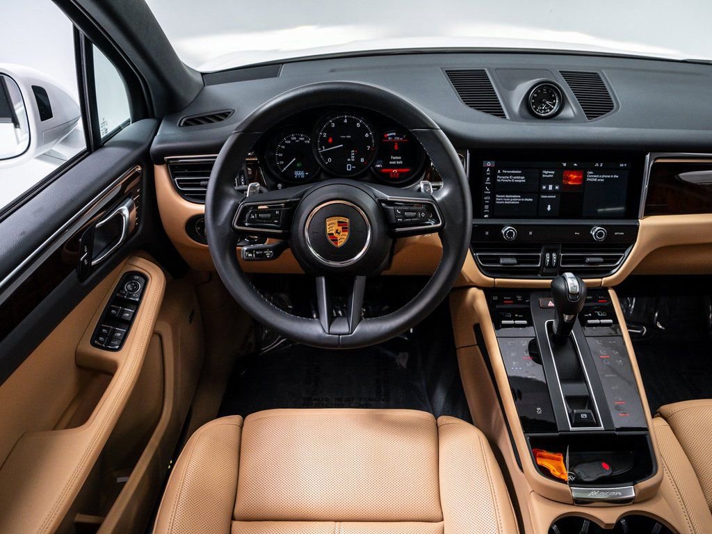 Certified 2025 Porsche Macan image 14