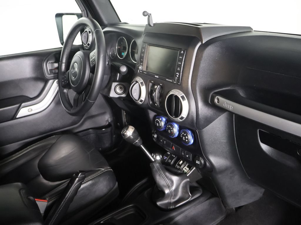 Used 2016 Jeep Wrangler Unlimited Sahara w/ Connectivity Group AWD/4WD image 24