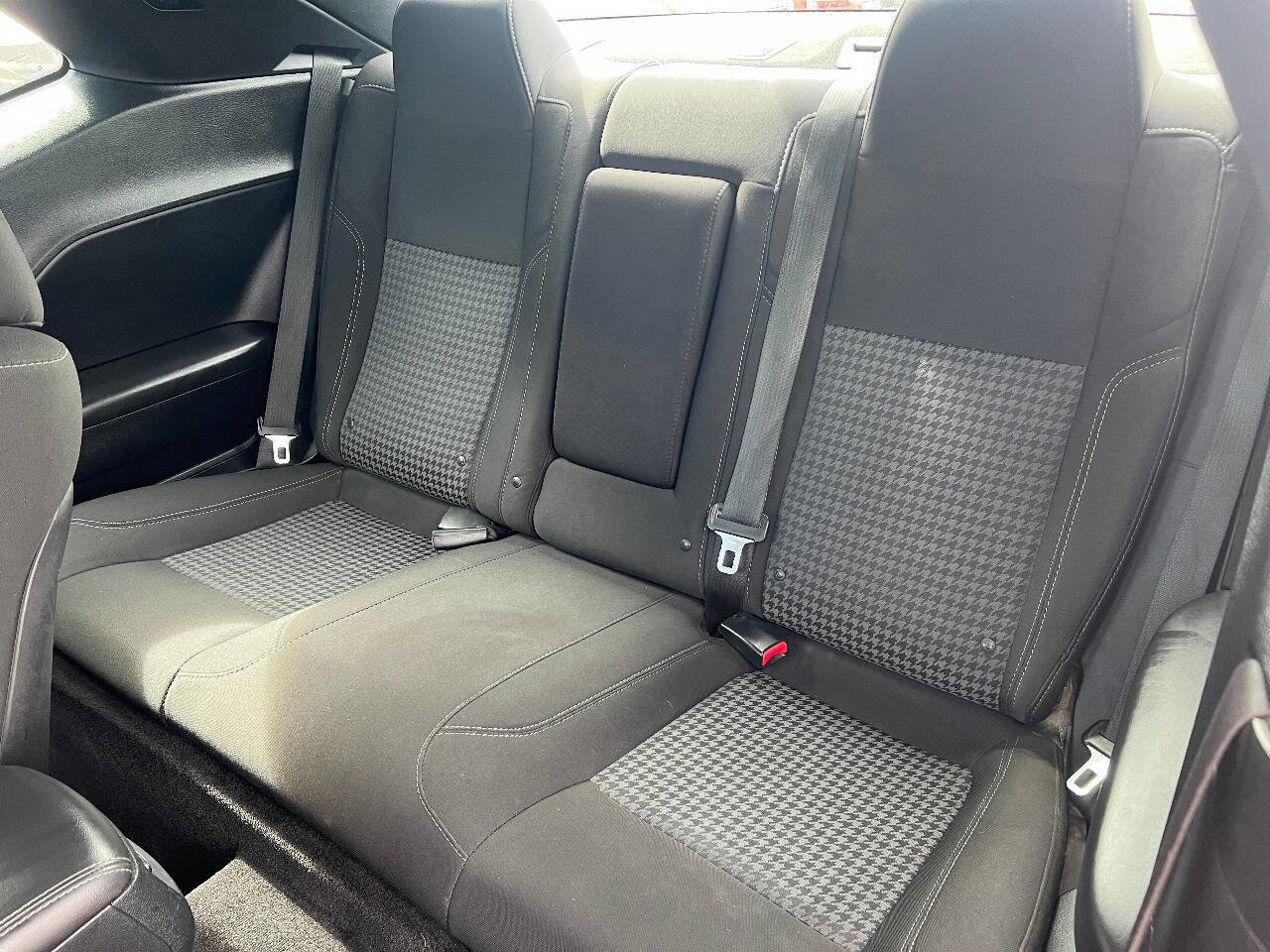 Used 2015 Dodge Challenger SXT image 20