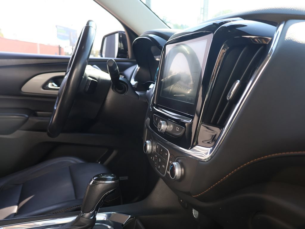 Certified 2018 Chevrolet Traverse LT w/ LPO, Black Accent Package AWD/4WD image 9