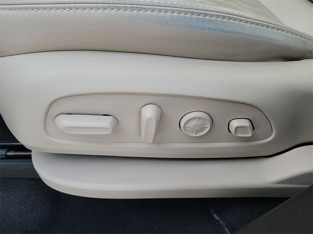 Used 2024 Buick Enclave Avenir w/ Avenir Technology Package image 17