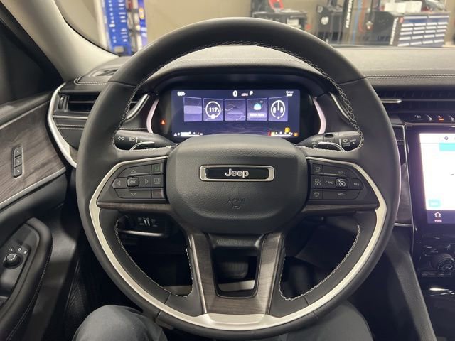Used 2023 Jeep Grand Cherokee L Limited w/ Black Appearance Package AWD/4WD image 6