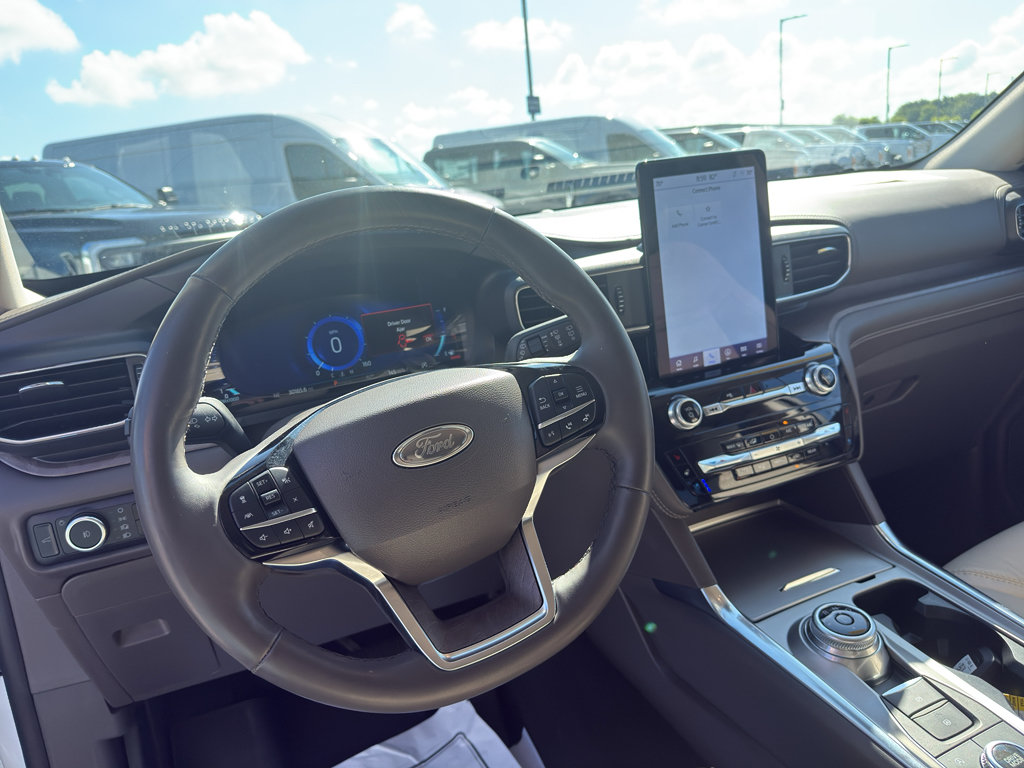 Certified 2023 Ford Explorer Platinum w/ Technology Package AWD/4WD image 9