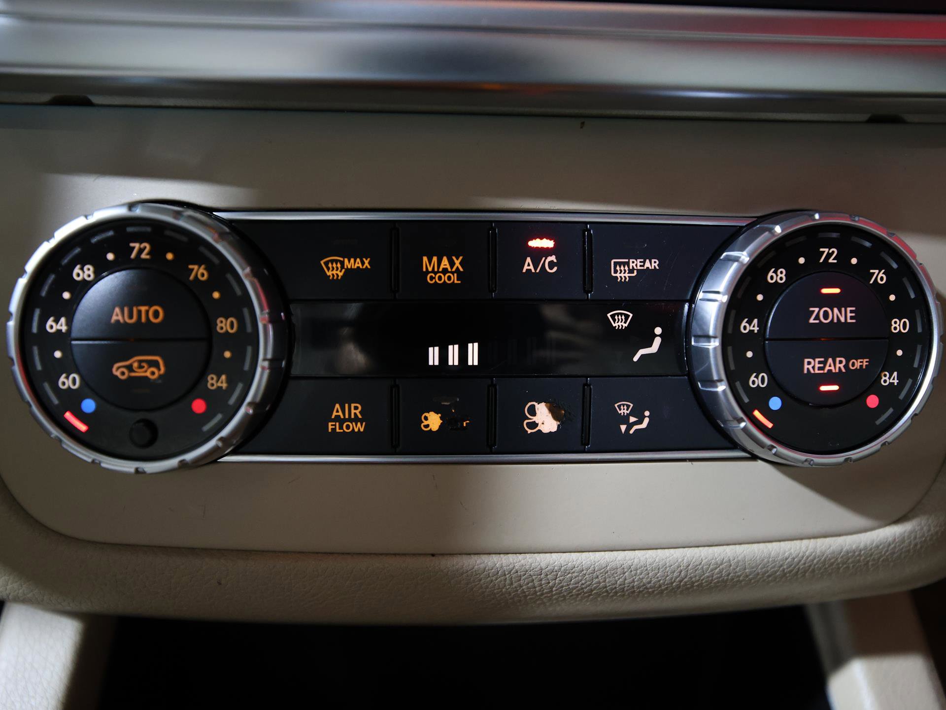 Used 2015 Mercedes-Benz GL 550 4MATIC w/ Driver Assistance Package image 27