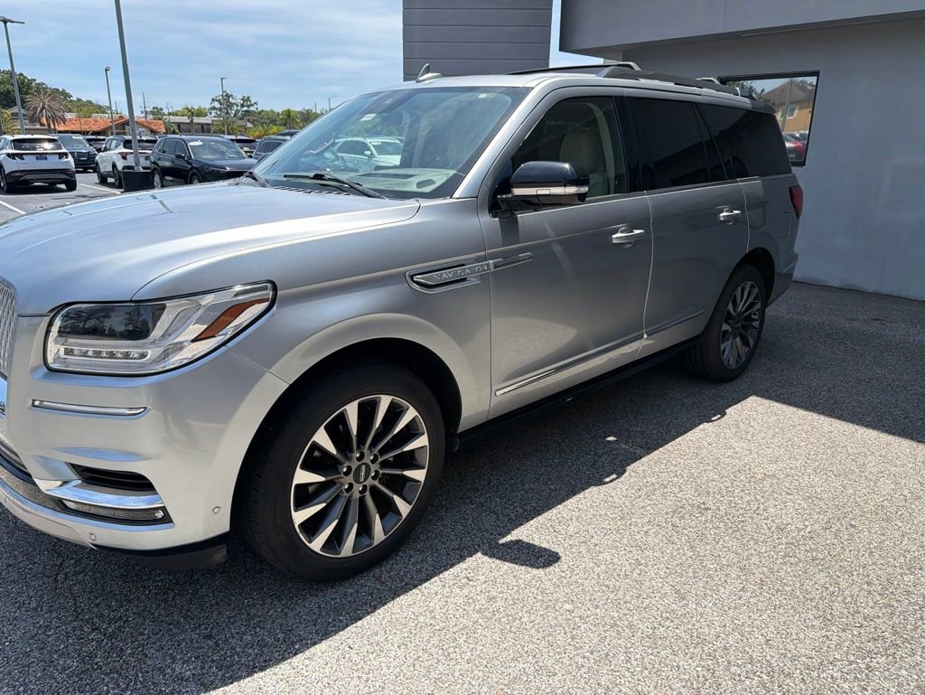 Used 2021 Lincoln Navigator Reserve w/ Luxury Package AWD/4WD image 4