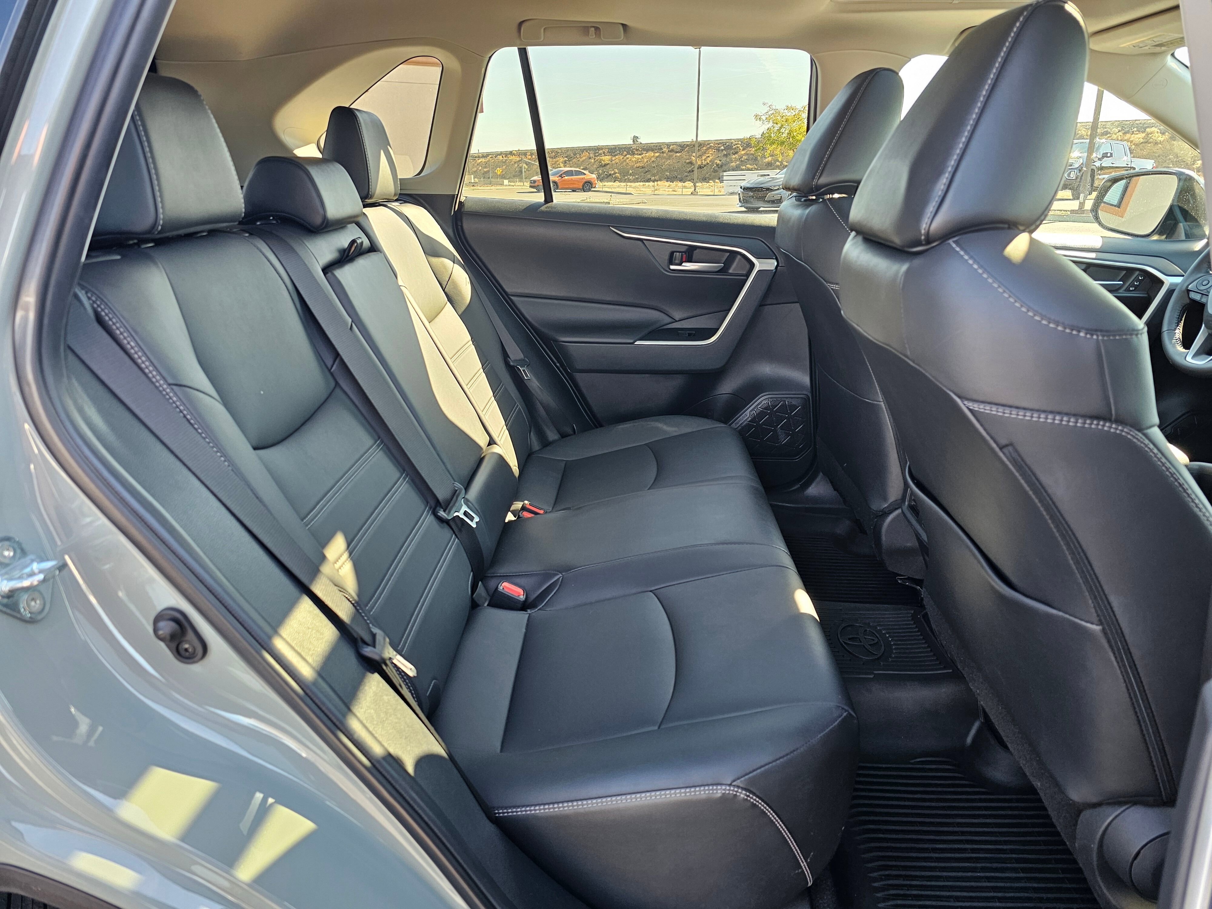 Used 2023 Toyota RAV4 XLE Premium image 14